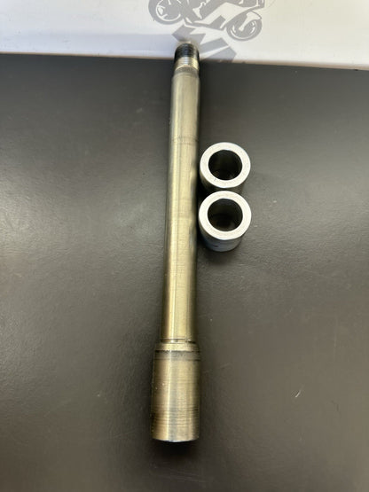 TRIUMPH SPEED TRIPLE 1050 FRONT WHEEL SPINDLE FRONT WHEEL AXLE & SPACERS 2011-15