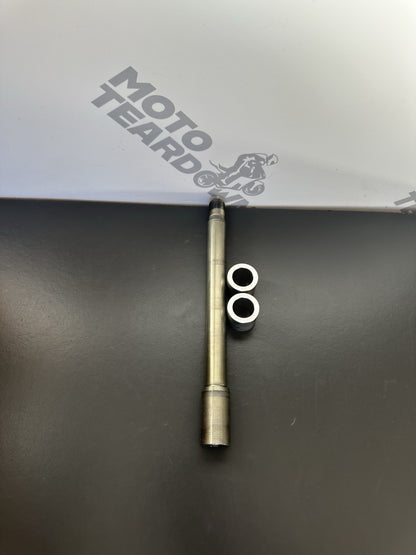TRIUMPH SPEED TRIPLE 1050 FRONT WHEEL SPINDLE FRONT WHEEL AXLE & SPACERS 2011-15