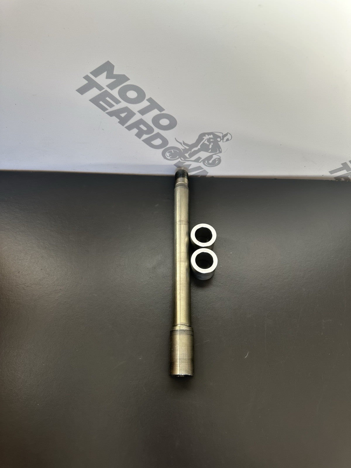 TRIUMPH SPEED TRIPLE 1050 FRONT WHEEL SPINDLE FRONT WHEEL AXLE & SPACERS 2011-15