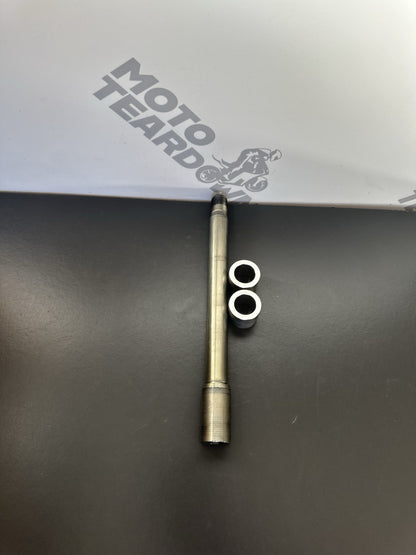 TRIUMPH SPEED TRIPLE 1050 FRONT WHEEL SPINDLE FRONT WHEEL AXLE & SPACERS 2011-15